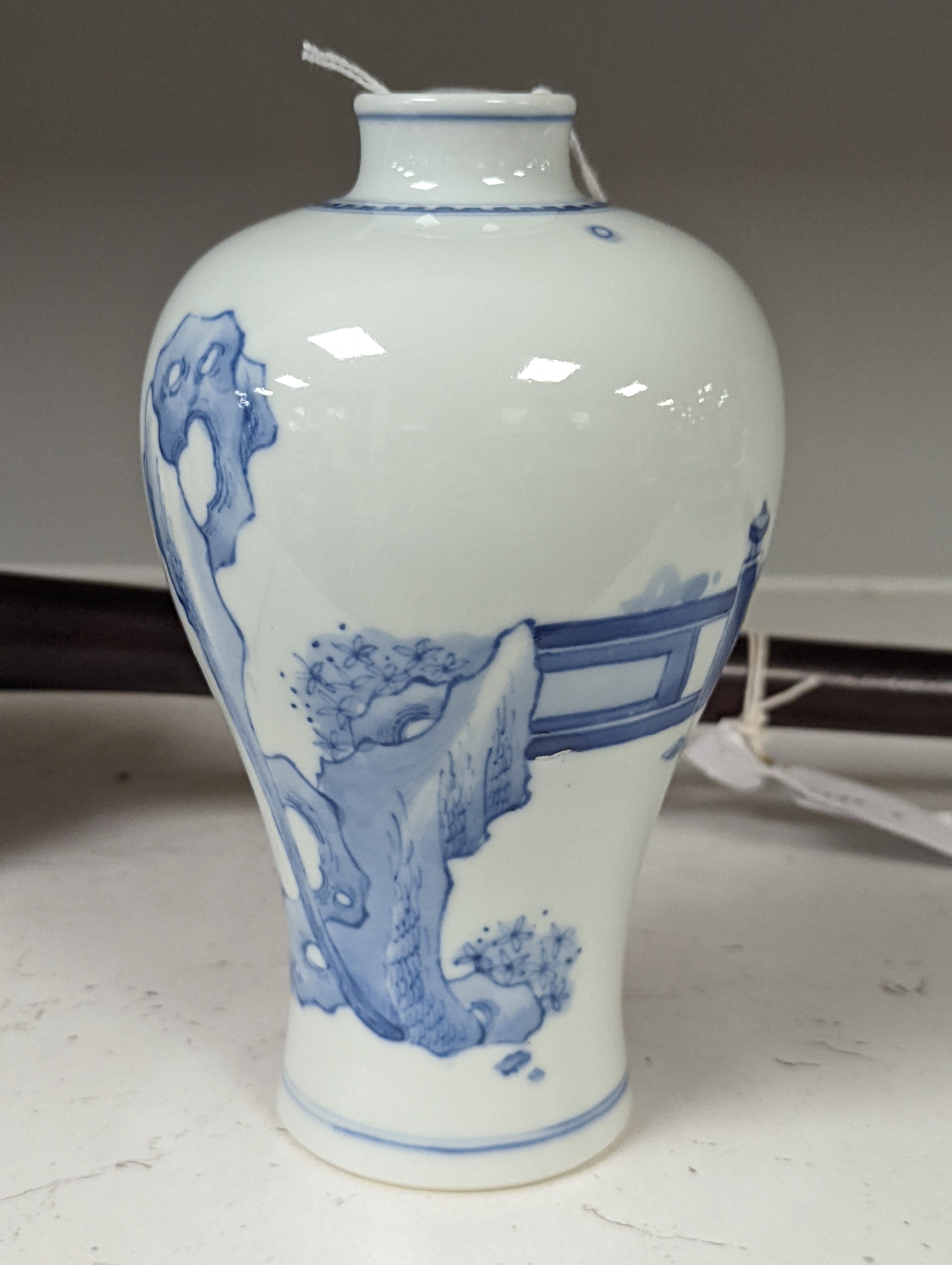 A Chinese blue and white Meiping 17cm